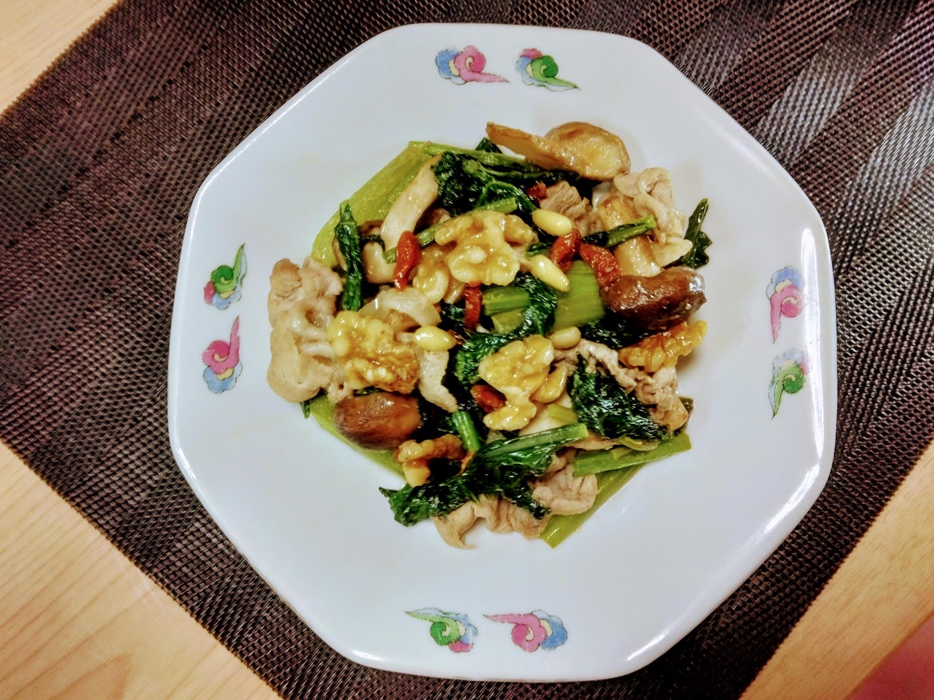 豚肉と小松菜と木の実の炒め